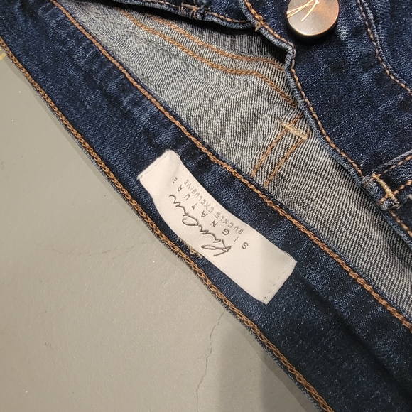 KanCan Signature Buckle Jeans - Picture 5 of 6